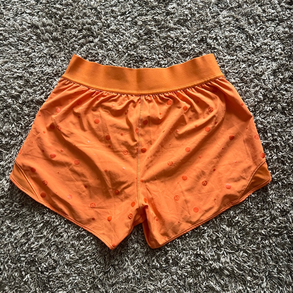Lululemon high rise hotty hot short size 8 - Picture 2 of 4